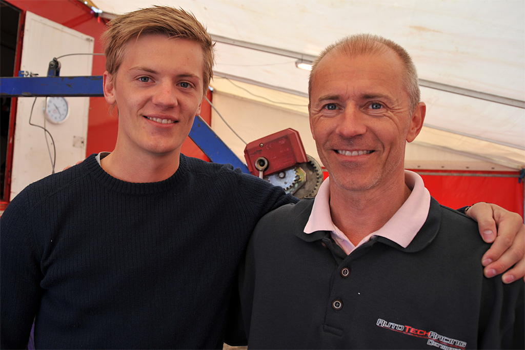 Debutant anno 2012 og Danmarksmester anno 1988. Nicolaj Jacobsen kører i weekenden sine første løb i den klasse, hvor hans far – og teamchef – blev Danmarksmester for 24 år siden.
(Foto: Morten Alstrup)